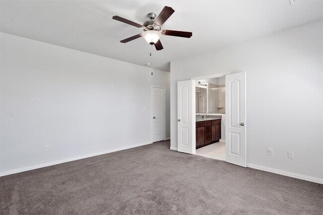 Building Photo - 497 Esperanza Dr