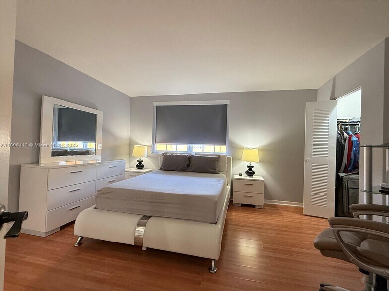 Building Photo - 9725 Fontainebleau Blvd