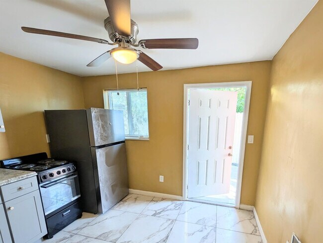 Building Photo - 2534 NW 73rd Ave