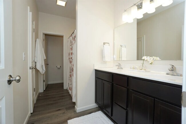 Building Photo - 2922 Poinciana Dr