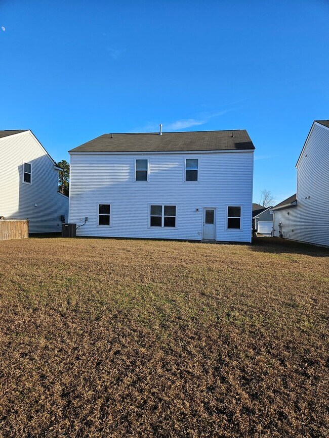 Building Photo - Spacious Two-Story Living on a Premium Lot...