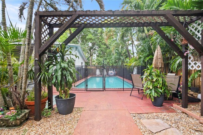 Building Photo - 717 SW 13th Ave