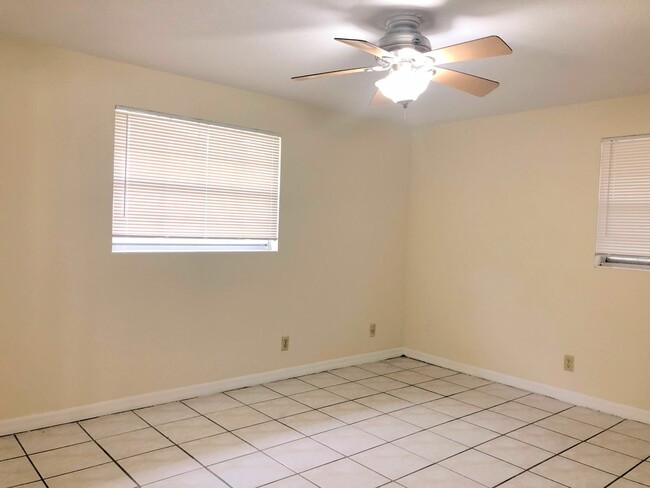 Building Photo - Large 3 Bedroom 2 Pool Home in Daytona Beach!