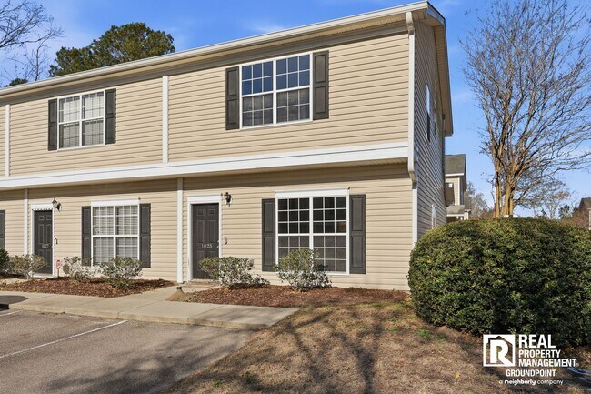 Building Photo - 3 Bedroom End Unit Townhome Near Dorchester and Ladson Road