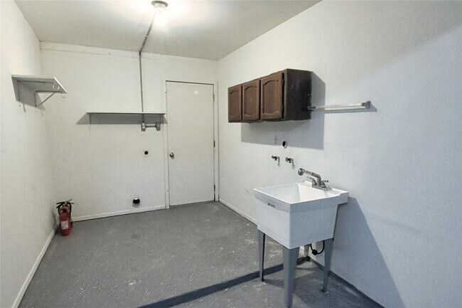 Building Photo - 3202 Birch Creek Dr