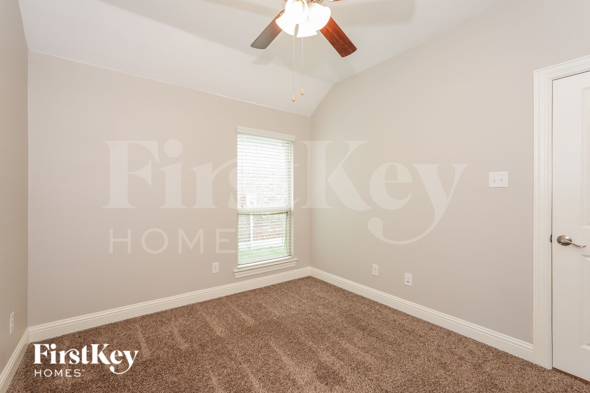 Building Photo - 4413 Lakeview Dr