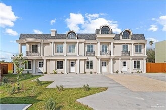 Building Photo - 10 Karen Dr