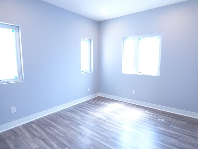 Building Photo - 1923 Holly Dr