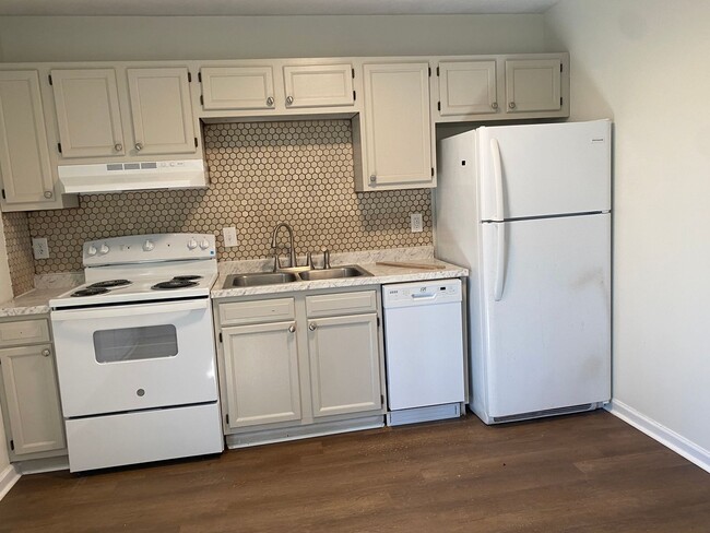 Building Photo - 3901 Lindbergh Dr