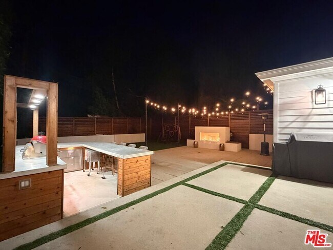 Building Photo - 10593 Kinnard Ave