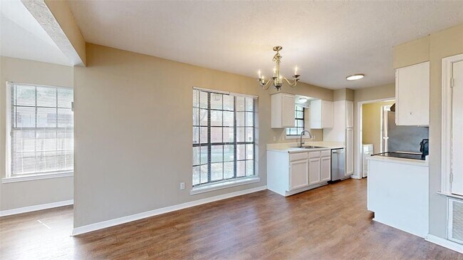 Building Photo - 1915 Woodsman Dr