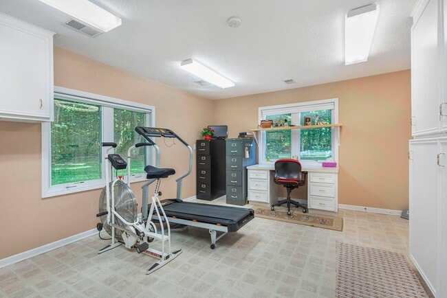 Building Photo - Beautiful 3BD/2.5BA Ranch in Park-like Setting