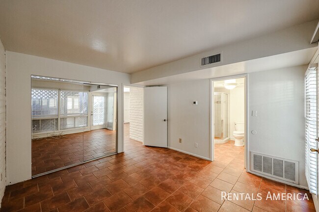 Building Photo - 4824 N Woodmere Fairway