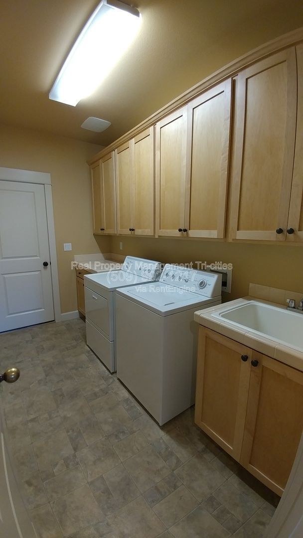 Building Photo - 459 Columbia Point Dr