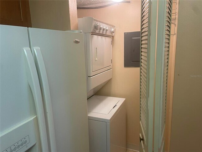 Building Photo - 2642 Pine Ridge Way S