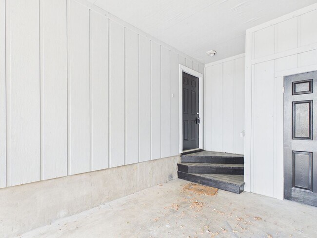 Building Photo - 901 Mayfield Dr