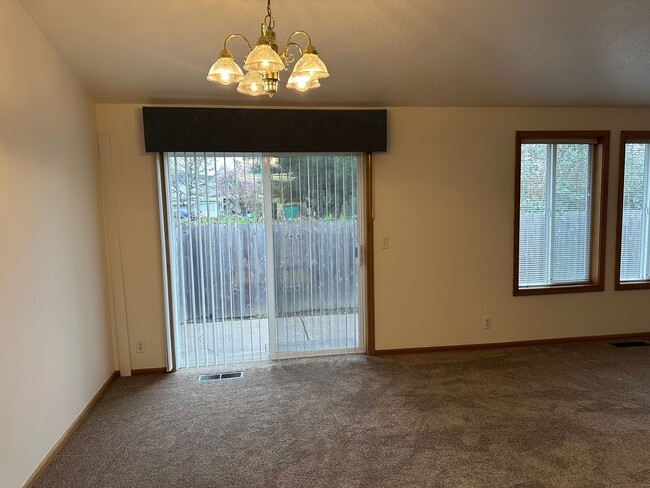 Building Photo - Updated 2 bedroom 2 bath duplex with garage!