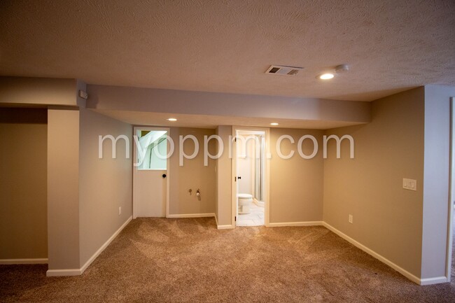 Building Photo - Spacious 4 Bed 2 Bath Home!