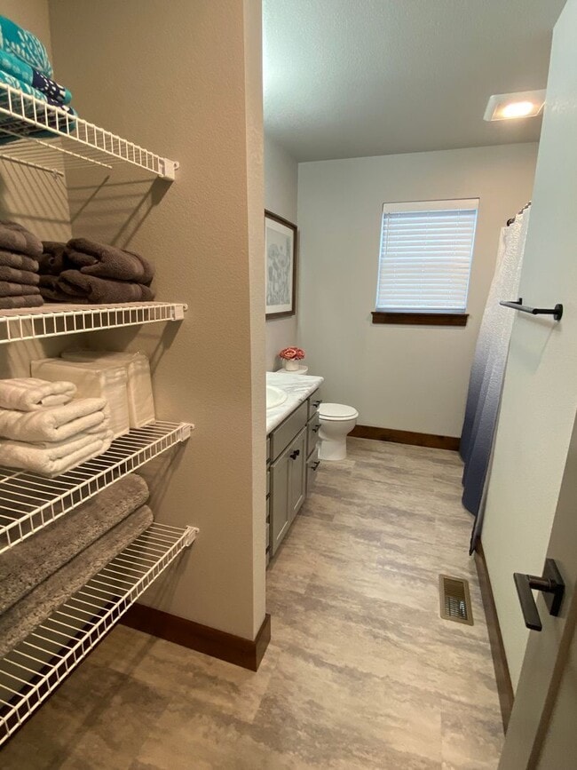 Building Photo - 3 bed/2bath Hamilton home -Fully Furnished