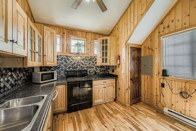 Building Photo - 515 W San Miguel St