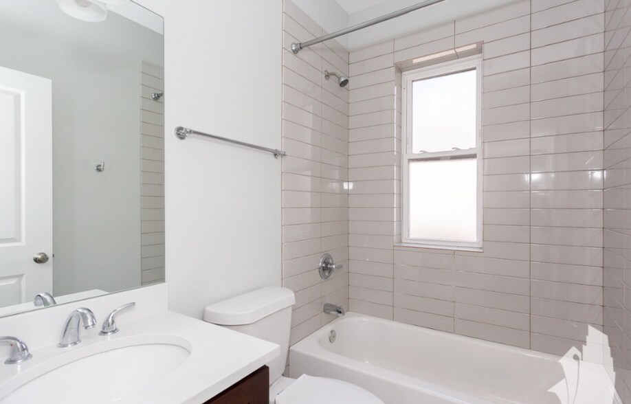 Building Photo - 1952 W Nelson St