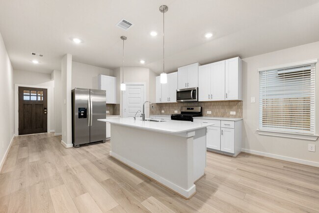 Building Photo - 6611 Castella Dr