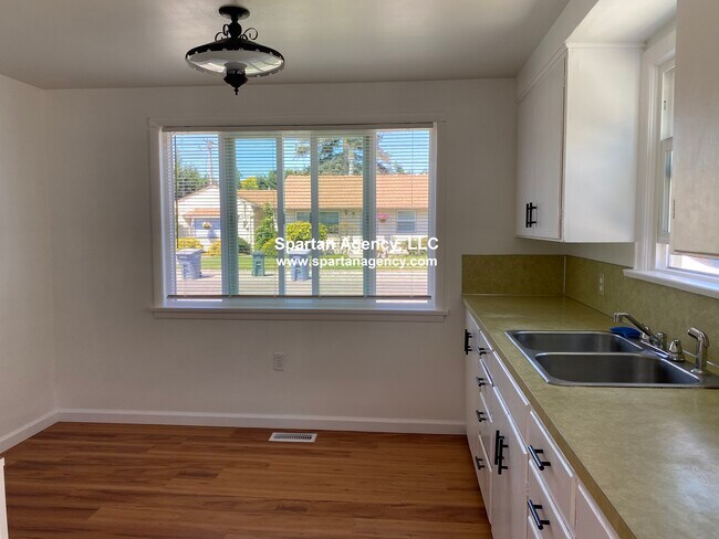 Building Photo - 2608 Linden Ln