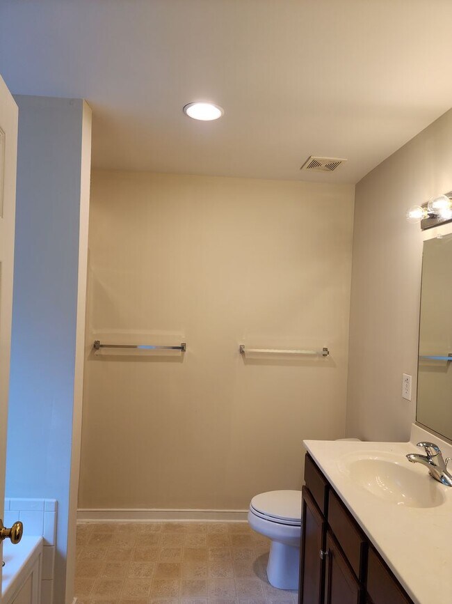 Building Photo - Beautiful 5 Bedroom Home in Watermill Subdivision!
