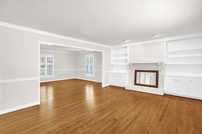 Building Photo - Classic Country Club Elegance