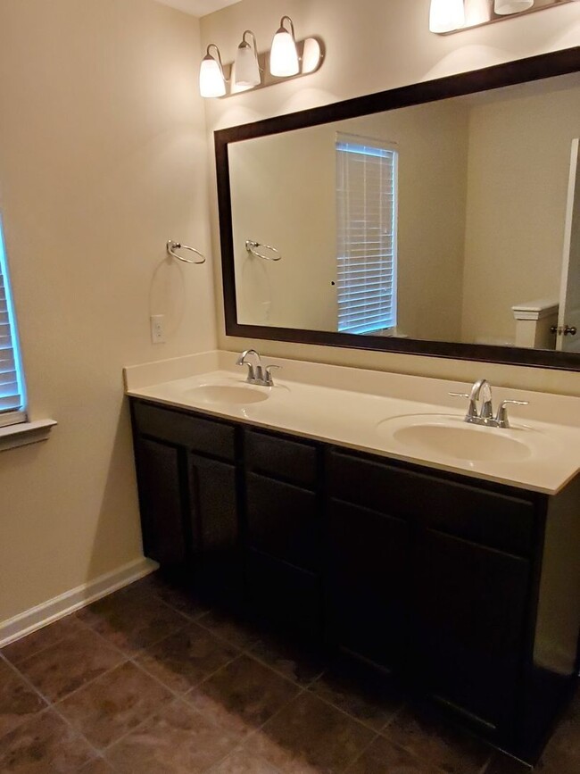 Building Photo - Beautiful 3 Bedroom 2.5 Bath Home Brooklan...