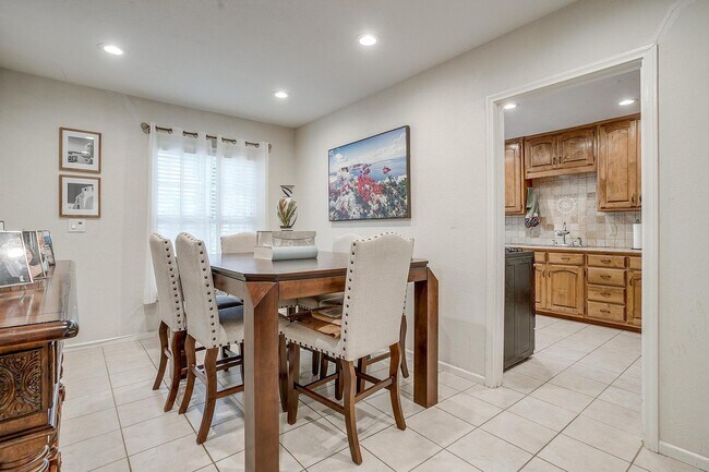 Building Photo - Classic 4 Bed, 2 Bath Home in the Heart of...
