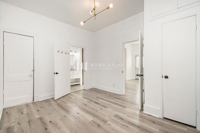 Building Photo - Beautifully Updated Duplex!