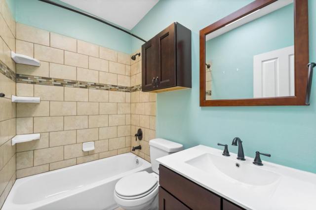 Building Photo - 2 bedroom in Seattle WA 98109