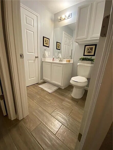 Building Photo - Room in House on Dittmar Oaks Dr