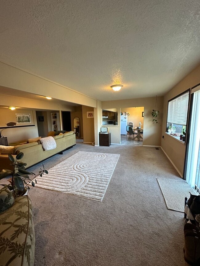Building Photo - 2 bedroom 1 bath daylight basement unit in the heart of Edmonds