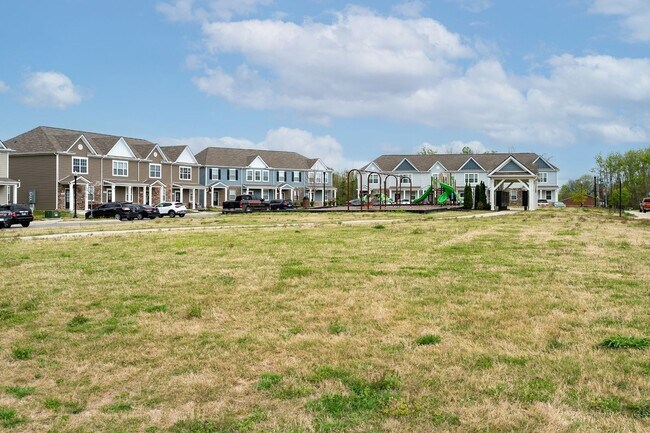 Building Photo - Bright 3-Bed End-Unit Townhome in Cedar St...
