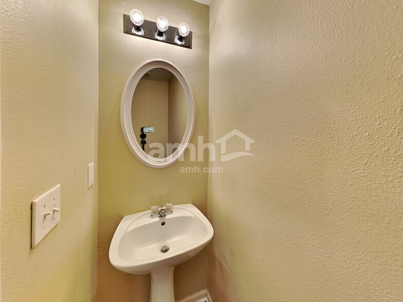 Building Photo - 6483 Grand Hickory Dr