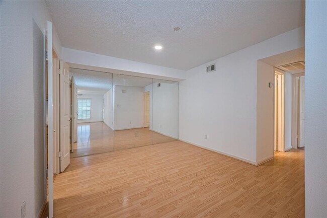 Building Photo - 1311 Antoine Dr