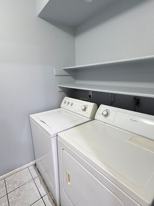 Building Photo - 3 bedrooms, 2 bathrooms Townhouse