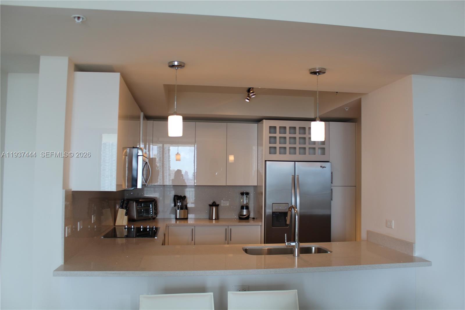 Building Photo - 999 SW 1st Ave