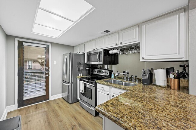 Building Photo - 10203 Regal Oaks Dr