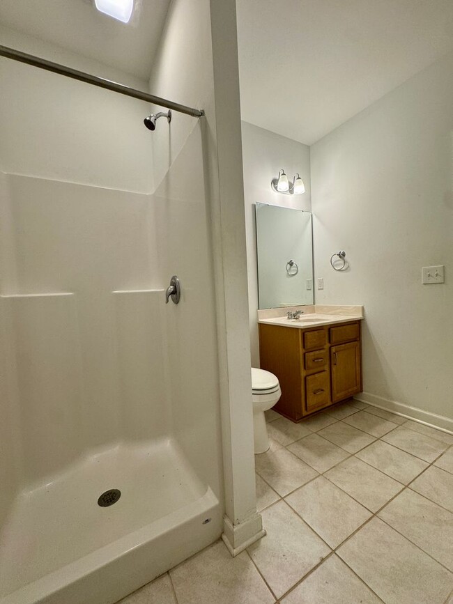 Building Photo - Modern 4 BR | 2.5 BA Townhome with Garage ...