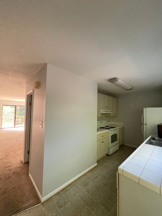Building Photo - AWESOME TOWN HOME STEPS AWAY FROM BEACH ACCESS