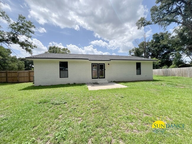 Building Photo - Inviting 3 Bedroom Home in Crestview Near Downtown & I-10!