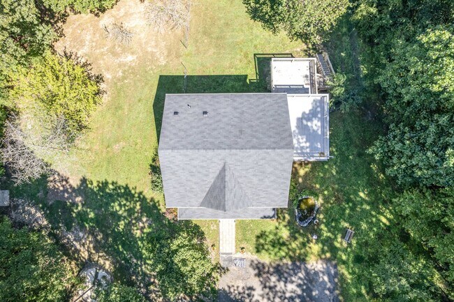 Building Photo - Private 5.7-Acre Lake Retreat – 3-Bed Esta...