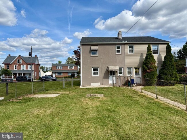 Building Photo - 742 S Matlack St