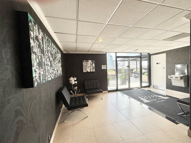 Building Photo - 2016 Main St