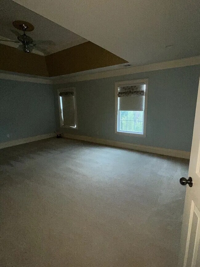 Building Photo - 4 Bedroom 3 Bathroom