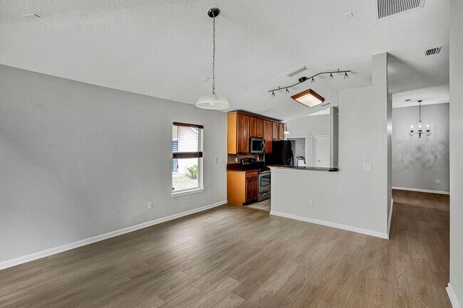 Building Photo - Renovated 5 bedroom/3 bathroom home in Wor...