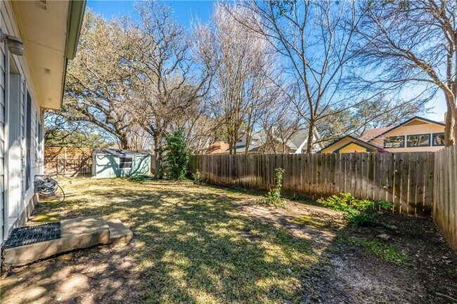 Building Photo - 15831 W Dorman Dr